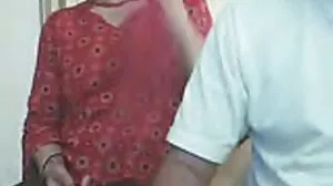 Hot brunette fait des souvenirs avec une énorme milf porno french bite