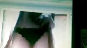 Une MILF blonde se porn amateur french prend une bite et des pieds dans la chatte