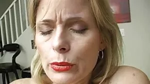 Busty Mom surprend film de cul francais son fils en train de baiser la baby-sitter chaude