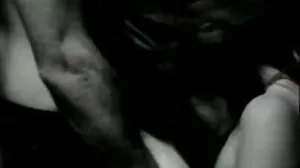 Une jolie bombasse asiatique enlève sa robe et film francais tukif montre sa chatte rasée