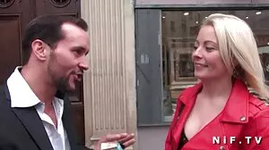 Une MILF aux gros seins commande french porn vr la livraison à domicile de Manmeat