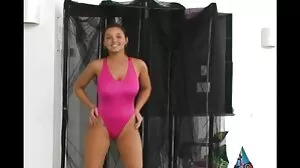 La débutante sexy Lika sexe gratuit français Star lèche une bite
