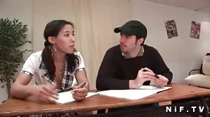 Reality Kings: Enfoncer le cul porno français tukif de Ginebra Bellucci sur un lit de roses sur PornHD