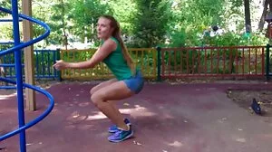La sexe amateur gratuit français sexy Adriana vise la bite du patron