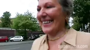Une mère délirante suce le sexe vidéo français meilleur copain de son fils