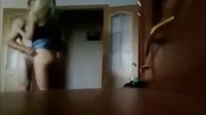 Une MILF blonde aux gros seins s'est trouvée un garçon-jouet avec video hentai vf qui jouer