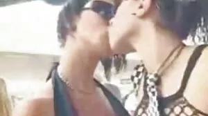 Reality Kings: Enfoncer le cul de Ginebra video porno allemand Bellucci sur un lit de roses sur PornHD